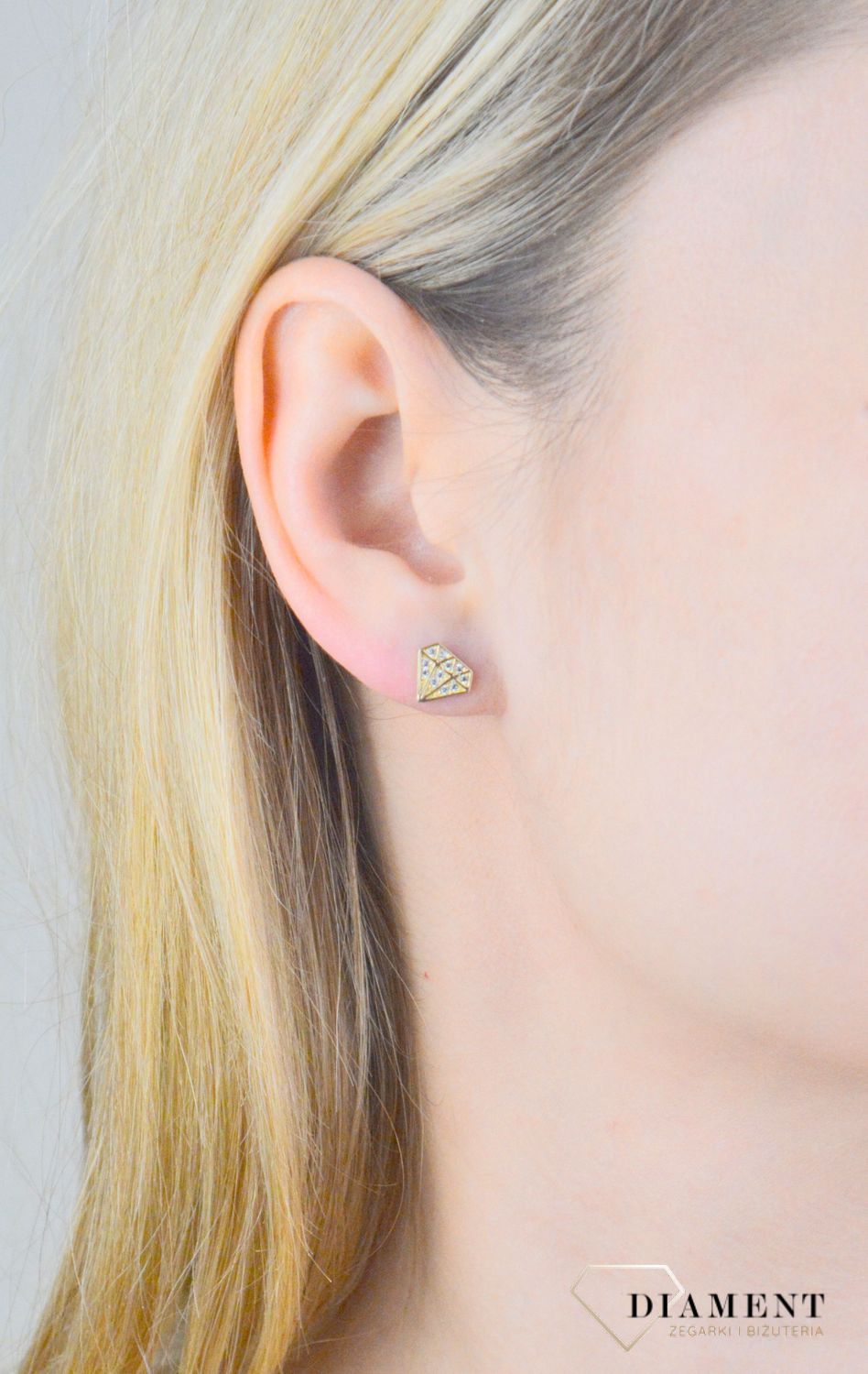 Kolczyki złote diamenciki z cyrkoniami próba 375, KL 4753A 375 Stylowe kolczyki wykonane z wysokiej jakości złota próby 375. Kolczyki mają kształt diamencików, ozdobionych białą cyrkonią. Kolczyki to ponadczasowa biżuteria, która pasuj.jpg